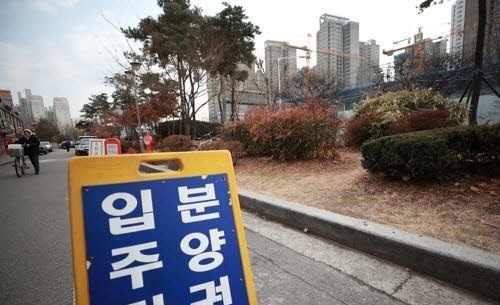 과거 불법청약으로 당첨된 아파트 분양권을 전매로 사들인 소유자를 두고 입주 허용이 차별적으로 이뤄지고 있어 파장이 커지고 있다. 연합뉴스